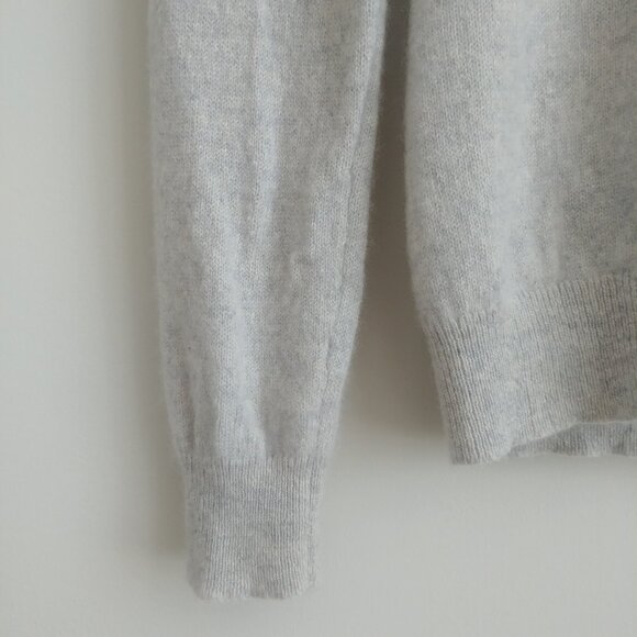 Lord + Taylor 100% cashmere light grey crewneck sweater top Medium Petite - Picture 2 of 15